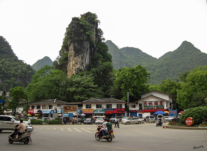 Nur eine Kreuzung
Im Grunde genommen ist Yangshuo wohl der untypischste Ort fuer China und genau deswegen so reizvoll; natürlich ist es ein Toristenort mit all seinen Annehmlichkeiten (sicherlich der hoechste Anteil englischsprechender Chinesen des Landes, Cafes, Bars und Restaurants überall, wunderschöne Landschaft) und Nachteilen (zum Teil überhöhte Preise, Touristenabzocke - im Vergleich mit anderen Städten Chinas durchaus im Rahmen.
Schlüsselwörter: Yangshuo