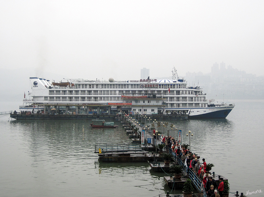 Yangtze Schiffskreuzfahrt
Ausschiffen für den Besuch der Geisterstadt Fengdu
Schlüsselwörter: Yangtze Schiffskreuzfahrt Fengdu
