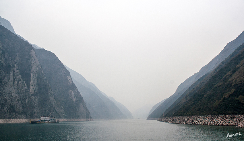 Yangtze Flusskreuzfahrt
Einer der Höhepunkte einer Kreuzfahrt auf dem Yangtze ist die Fahrt durch die berühmten drei Schluchten. In der bergigen Flusslandschaft bieten die Qutang Schlucht, die Wu Schlucht und die Xiling Schlucht ein prächtiges Panorama.
Schlüsselwörter: Yangtze Flusskreuzfahrt