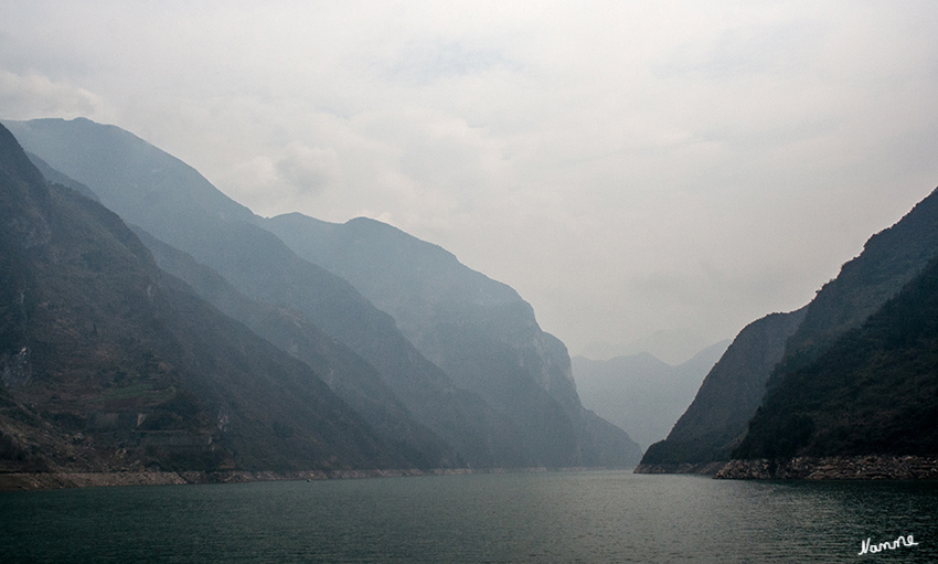 Yangtze Flusskreuzfahrt
Der Jangtzekiang, wie er im deutschen Sprachgebrauch auch heißt, ist mit 6380 Kilometern der längste Strom Chinas. Schiffbar ist er auf rund 2500 Kilometern, von denen sich aber auch Teilstrecken bereisen lassen.
Schlüsselwörter: Yangtze Flusskreuzfahrt