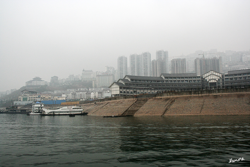 Yangtze Flusskreuzfahrt
Das Wetter in der Region ist geprägt vom feuchten Klima, selten prallem Sonnenschein und Temperaturen, die im Sommer bei 30 und im Winter bei 10 Grad liegen. Nebel ist häufig.
Schlüsselwörter: Yangtze Flusskreuzfahrt