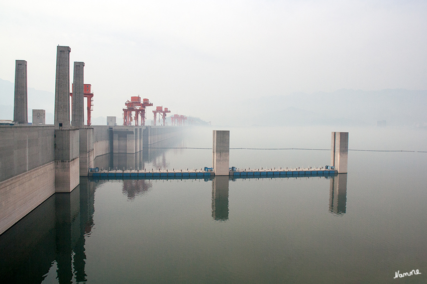 Yangtze Staudamm
Der Drei-Schluchten-Staudamm in China ist ein Bauwerk mit gigantischen Ausmaßen: 185 Meter hoch und 2309 Meter lang ist die Staumauer. Der Stausee hat eine Länge von 600 Kilometern 
Schlüsselwörter: Yangtze Staudamm
