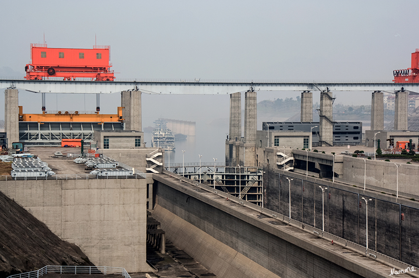 Yangtze Schleuse
Am Rand der Mauer befindet sich die 5-stufige Schleuse, in der die Schiffe in 4-5 Stunden einen Höhenunterschied von 113m überwinden können. Eine Schleusenkammer ist 280m lang und 35m breit mit einem Hub von 22m. Zur Zeit war sie in der jährlichen Wartung.
Schlüsselwörter: Yangtze Staudamm Schleuse