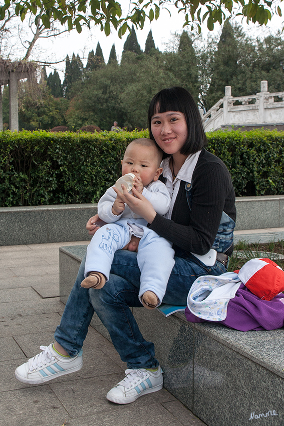 Im Park
Die Ein-Kind-Politik ist eine Politik zur Kontrolle des Bevölkerungswachstums in der Volksrepublik China, nach der eine Familie nur ein Kind haben darf, wobei es zu dieser Regel zahlreiche Ausnahmen gibt. So dürfen beispielsweise Ehepaare aus Einzelkindern zwei Kinder bekommen, ebenso Paare ethnischer Minderheiten und Paare in ländlichen Gegenden.
laut Wikipedia
Schlüsselwörter: Yichang