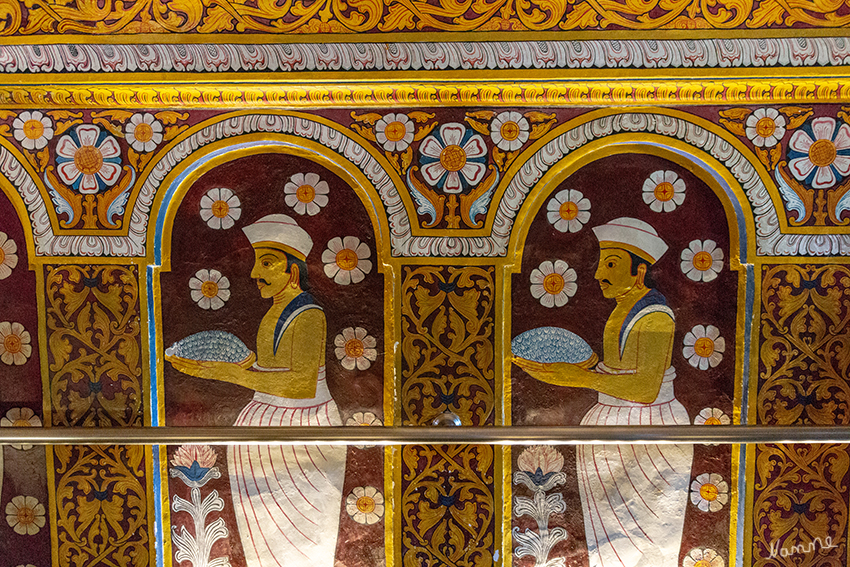 Kandy - Zahntempel
Durch einen mit prunkvollem Gold verzierten Eingang, kommt man in das Innere des Tempels.
Schlüsselwörter: Sri Lanka, Kandy