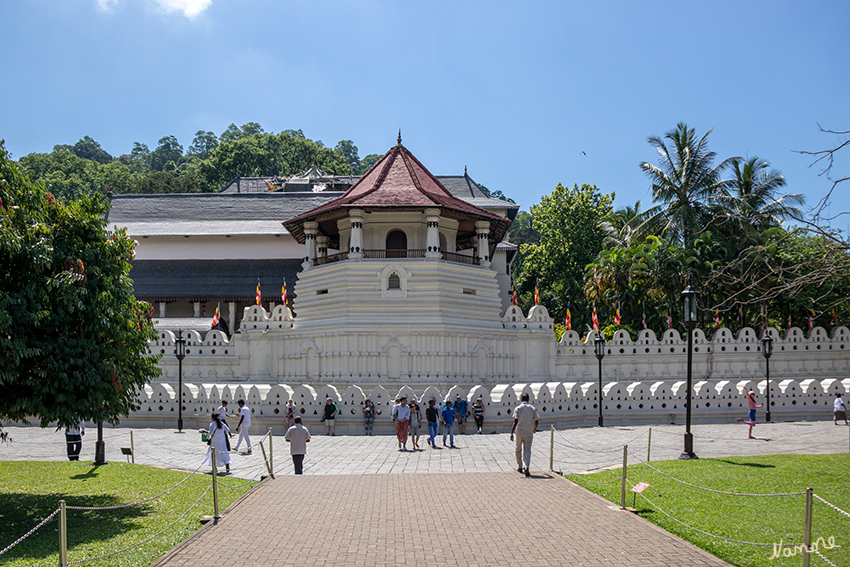 Kandy - Zahntempel
In der Stadt Kandy wurde der sogenannte Zahntempel zwischen 1687 und 1782 als prachtvolles Gebäude erbaut, das durch seine prunkvollen Verzierungen und schönen Türen fasziniert. 
Hunderte Menschen aus aller Welt pilgern täglich hierher, denn im Zahntempel befindet sich die am meisten verehrte Reliquie der Buddhisten Sri Lankas: Der linke Eckzahn des historischen Buddha Siddharta Gautama. laut globusliebe.com
Schlüsselwörter: Sri Lanka, Kandy