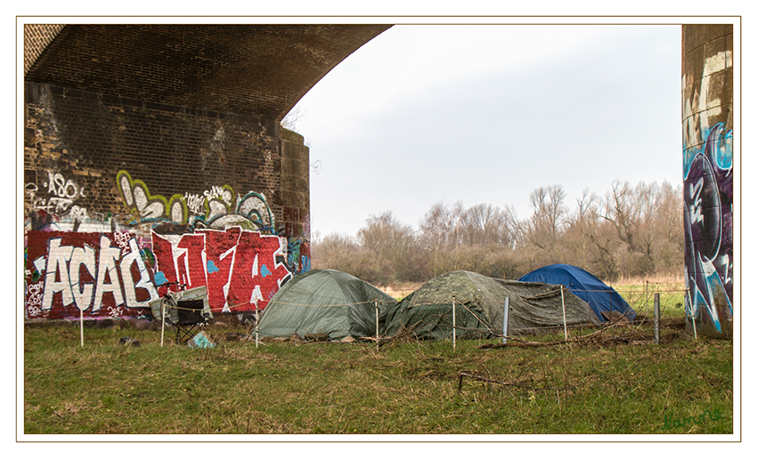 Schöner Wohnen.............
Es ist Januar, nass und kalt.
Überall gibt es Menschen die es richtig schwer haben.
Schlüsselwörter: Zeltlager am Rhein Winter