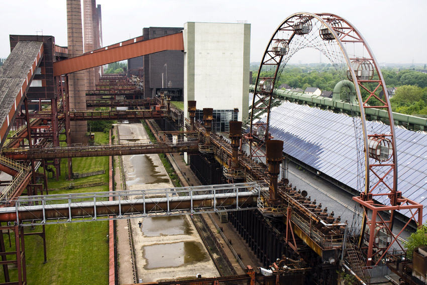 Blick von oben
Die Kokerei Zollverein bestand von 1957 bis 1993 und ist heute ein Industriedenkmal im nördlichen Essener Stadtteil Katernberg. Sie galt als die modernste Kokerei Europas. Die UNESCO erklärte im Jahre 2002 die ehemalige Kokerei zusammen mit der Zeche Zollverein zum Weltkulturerbe.
Schlüsselwörter: Kokerei Zollverein               Essen