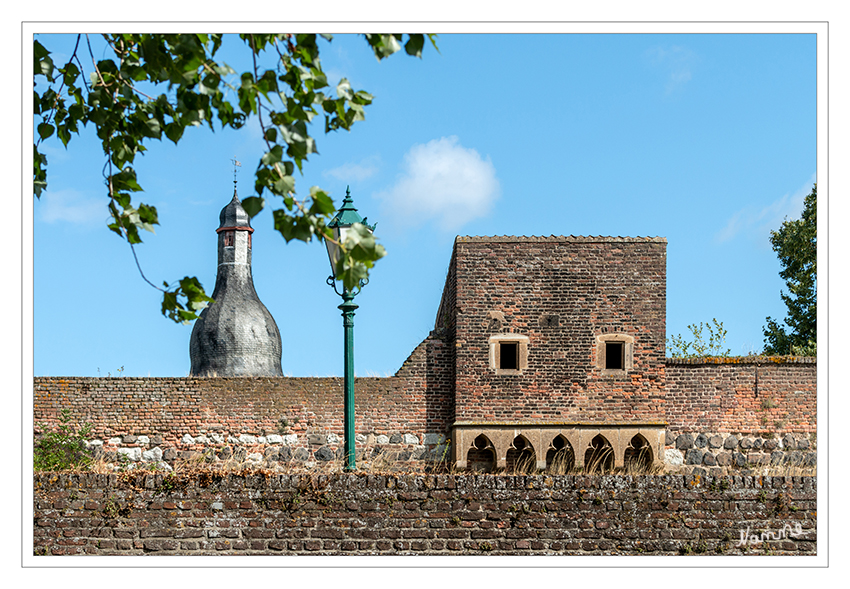 Juddeturm und Stadtmauer
links innerstädtisch an der Burgmauer der runde Juddeturm (35 m hoch, 24 m bis Dachunterkante, barocke Haube 11 m). Der Name Juddeturm geht wohl auf das Kölner Patriziergeschlecht Judde zurück. 
Schlüsselwörter: Zons