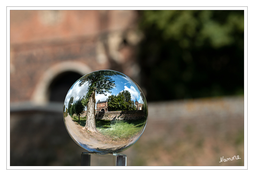 Durch die Kugel geschaut
Das Schlosstor, ehemals auch "Kölntor" und "Unser Lieben Frauen-Tor" genannt, ist das am besten erhaltene der drei Stadttore. Es ist als Doppeltor ausgeführt. laut zons-geschichte
Schlüsselwörter: Zons