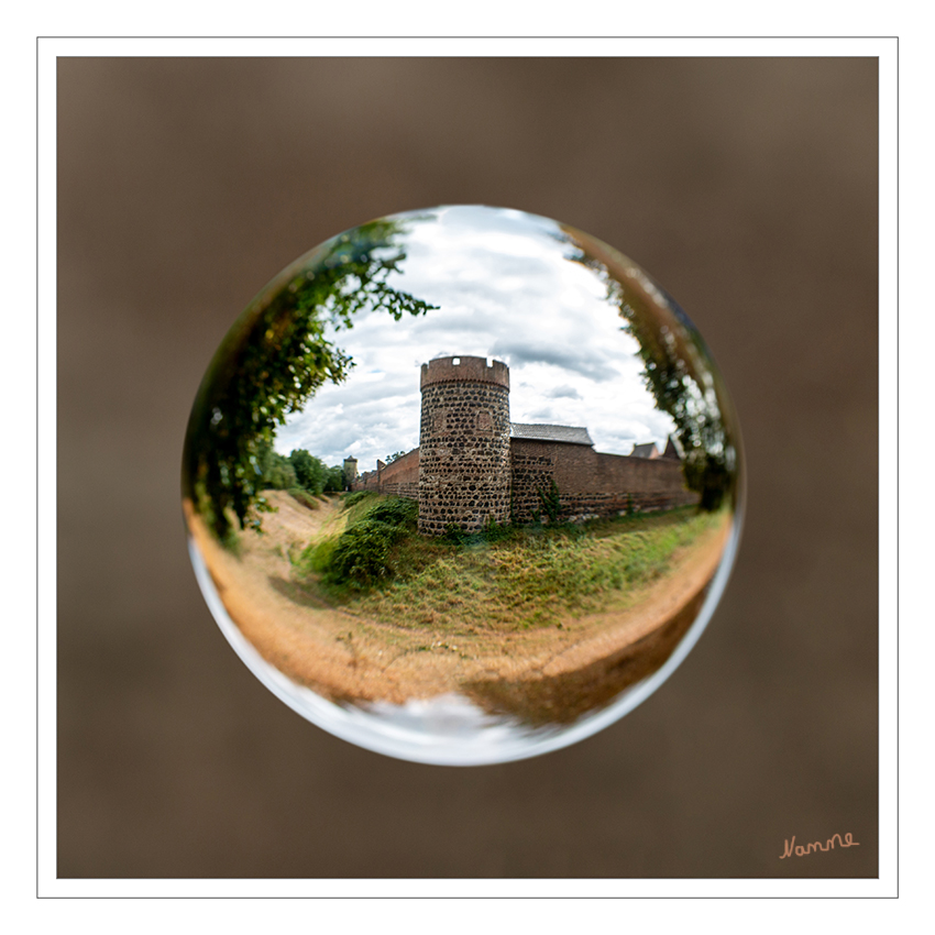 Durch die Kugel geschaut
Stadtmauer Zons mit dem „Krötschenturm“ 
Schlüsselwörter: Zons