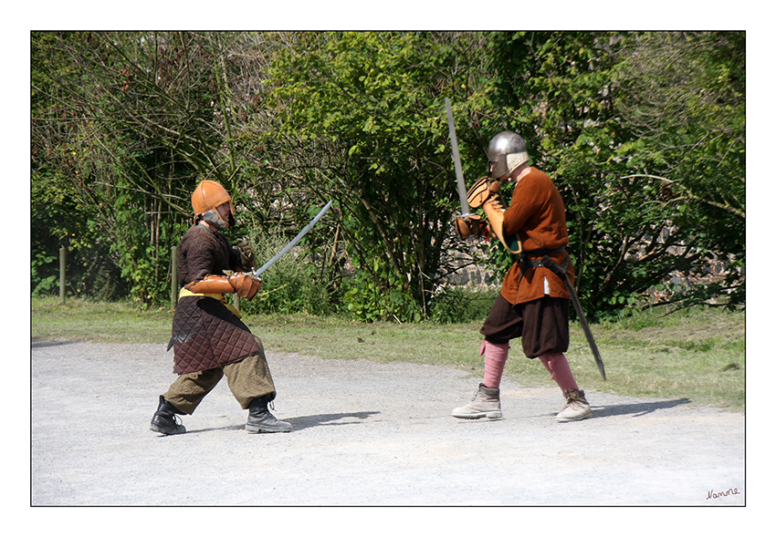Training Schwertkampf
"Zeit der Schwerter" ist eine Vereinigung gleichgesinnter Gruppen und Vereine, die mittelalterliches Schlachten-Reenactment betreiben.
Schlüsselwörter: Ritter             Schwertkampf              Zons