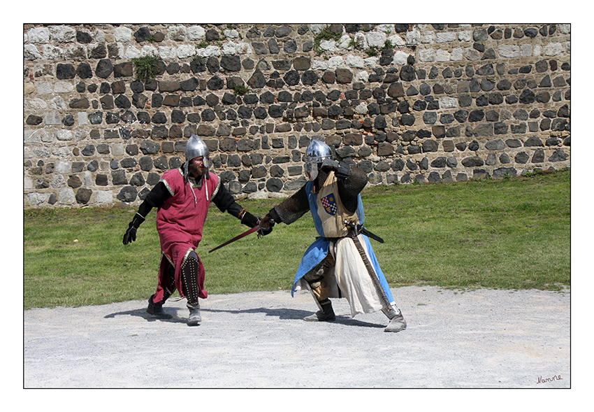 Training Schwertkampf
"Zeit der Schwerter" ist eine Vereinigung gleichgesinnter Gruppen und Vereine, die mittelalterliches Schlachten-Reenactment betreiben.
Schlüsselwörter: Ritter             Schwertkampf