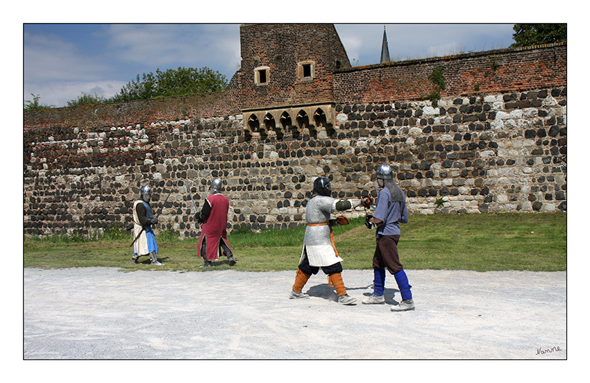 Training Schwertkampf
"Zeit der Schwerter" ist eine Vereinigung gleichgesinnter Gruppen und Vereine, die mittelalterliches Schlachten-Reenactment betreiben.
Das einvernehmliche Ziel von "Zeit der Schwerter" ist es, große Schlachten in Deutschland unter einem einheitlichen Regelwerk zu bestreiten, welches es allen Teilnehmern ermöglicht gleichermaßen sicher und einheitlich mit Schaukampfwaffen einen Freikampf im Semi-Vollkontakt zu bestreiten.
Schlüsselwörter: Ritter             Schwertkampf              Zons