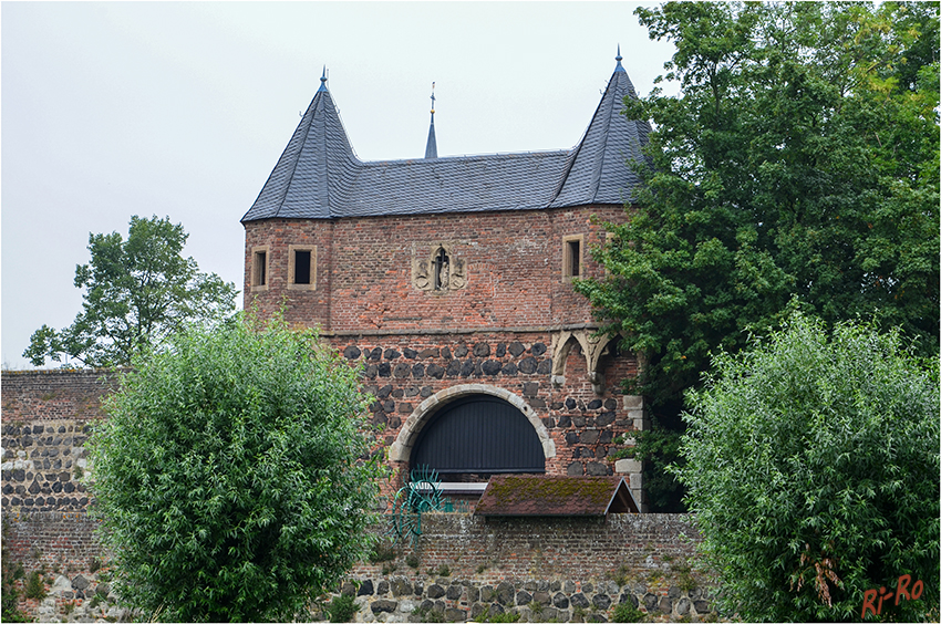 Zons Impressionen
Die rechteckig bis trapezförmig angelegte Stadt umgibt eine basaltverstärkte Mauer, die sich ca. 300 m in Nord-Süd-Richtung und 250 m in West-Ost-Richtung erstreckt. An den Eckpunkten befinden sich verschieden ausgeführte Türme.
laut Wikipedia
Schlüsselwörter: Zons