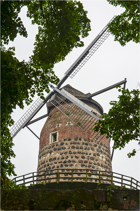 Zons - Windmühle
Der wahrscheinlich um das Jahr 1390 aus Basaltquadern und Feldbrandsteinen erbaute Mühlenturm
wurde bei seinem Bau als südwestlicher Eck- und Wehrturm der Stadtbefestigung Zons auch schon
gleichzeitig als Turmwindmühle konzipiert. 
laut hvv-zons.de
Schlüsselwörter: Zons Windmühle