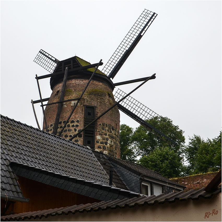 Zons - Windmühle
Nach neuesten Erkenntnissen war die Zonser Mühle
bereits damals mit einer drehbaren, zipfelförmigen Haube und einem Innenkrühwerk ausgestattet.
laut hvv-zons.de
Schlüsselwörter: Zons Windmühle