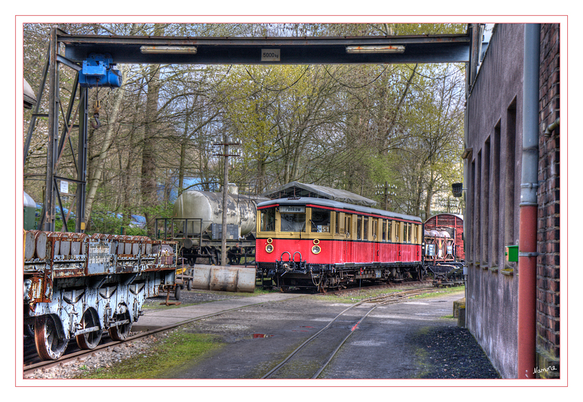 Auf dem Gelände
Die erworbenen Lokomotiven und Wagen sollten, wie auch die Gebäude und technischen Anlagen des Bahnbetriebswerkes, Zeugnis für eine vergangene Zeit ablegen.
Schlüsselwörter: Eisenbahnmuseum  Bochum