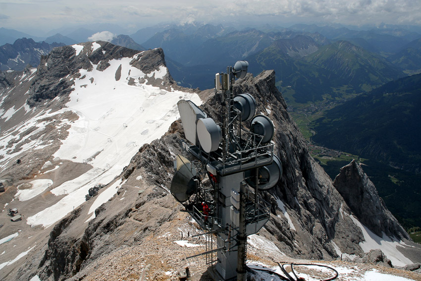 Blick von der Zugspitze
noch bei gutem Wetter.
Eine halbe Stunde später war alles nebelig.
(Man beachte die kleinen roten Menschen im Mast)
Schlüsselwörter: Zugspite