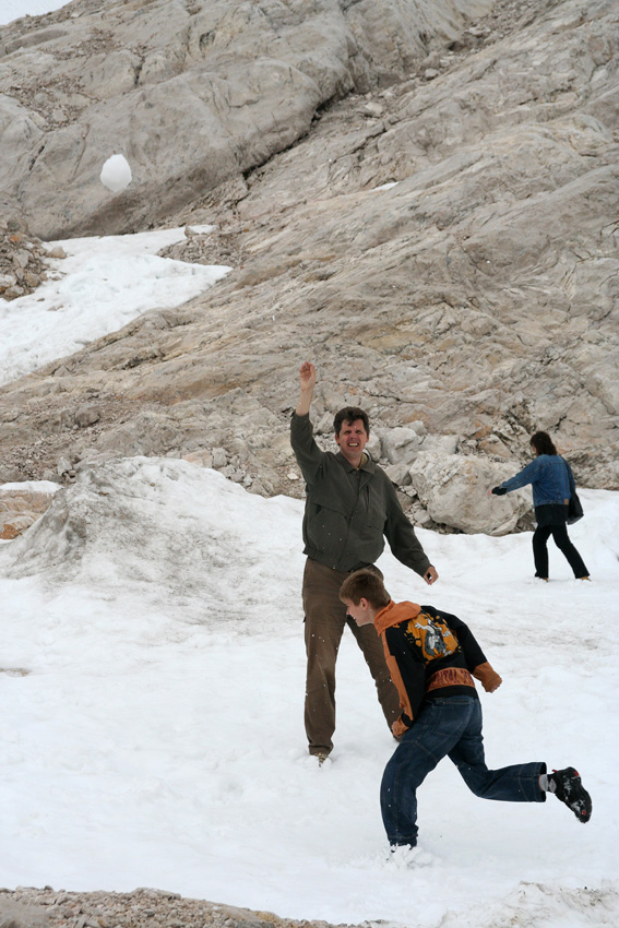 Spaß
auf der Zugspitze.

Schlüsselwörter: Lennart    Joachim     Schnee     Zugspitze