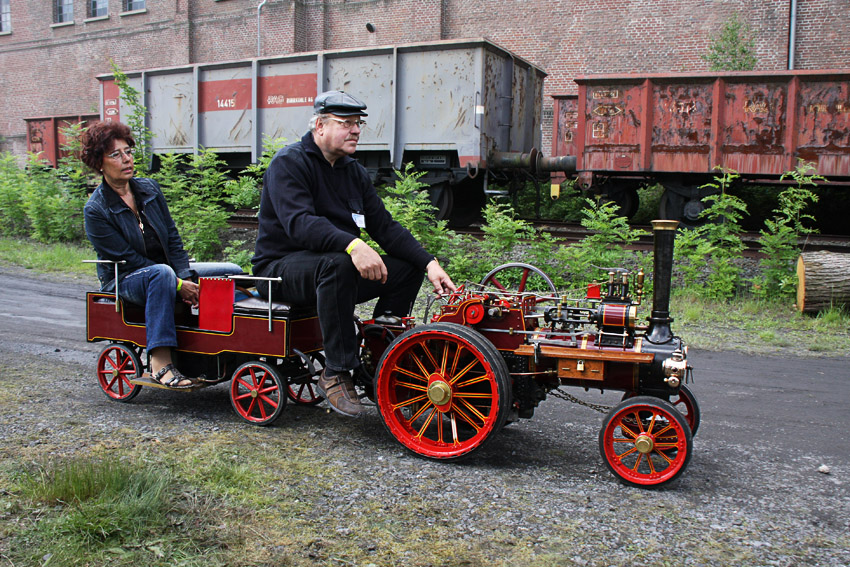 Mit Freude dabei
auf dem Dampffestival Bochum 2009
Dampftraktor Allchin "Royal Chester"
M 1:4
Schlüsselwörter: Dampffestival Bochum            Dampftraktor                      Royal Chester