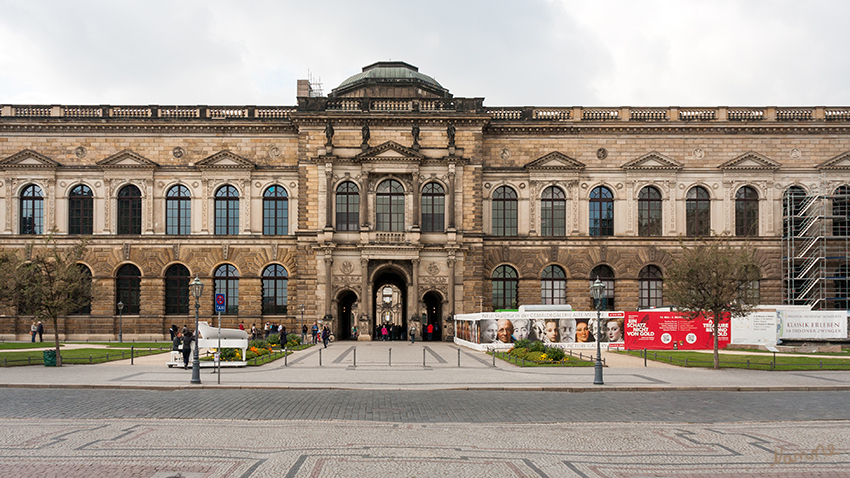 Dresden - Zwinger
Der Dresdner Zwinger mitten in der sächsischen Landeshauptstadt ist eines der bekanntesten Barockbauwerke Deutschlands und neben der Frauenkirche wohl das berühmteste Baudenkmal der Stadt Dresden. Er beherbergt Museen von Weltruf und ist Bühne für Musik- und Theaterveranstaltungen.  laut der-dresdner-zwinger
Schlüsselwörter: Dresden, Zwinger