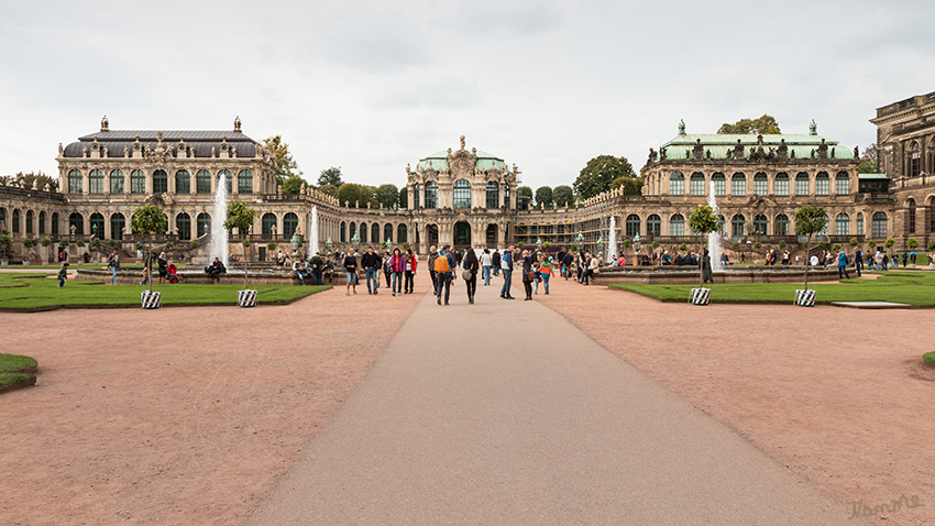 Dresden - Zwinger
Sein Name Zwinger geht auf die im Mittelalter übliche Bezeichnung für einen Festungsteil zwischen der äußeren und inneren Festungsmauer zurück, obschon der Zwinger bereits bei Baubeginn keine dem Namen entsprechende Funktion mehr erfüllte. laut Wikipedia
Schlüsselwörter: Dresden, Zwinger