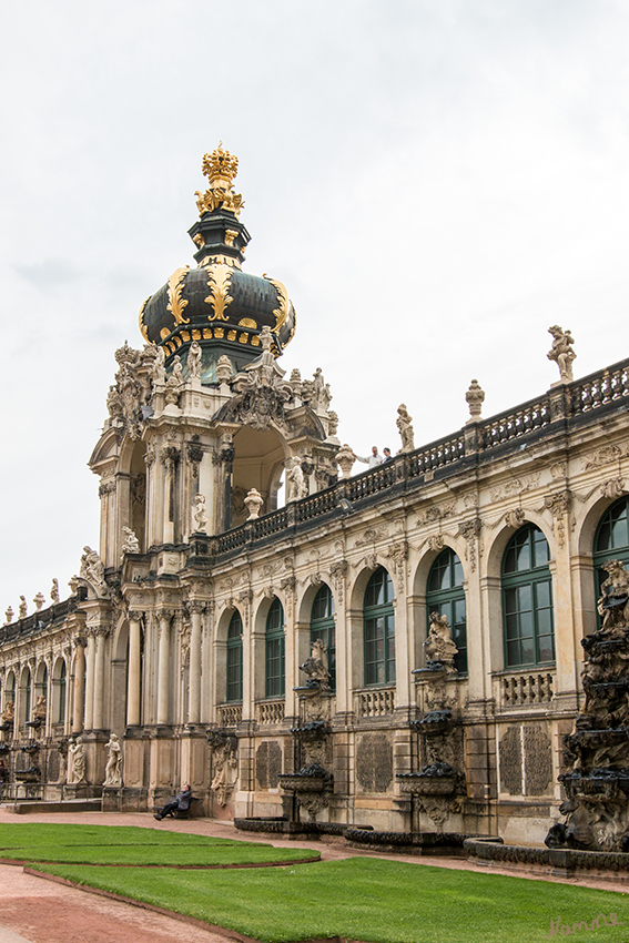 Dresden - Zwinger
Das Kronentor ist wohl der am meisten bewunderte Teil des Zwingers und zugleich eines der Wahrzeichen Dresdens. Mit seiner zwiebelförmig gewundenen Dachhaube ragt es aus der Langgalerie am Zwingergraben heraus und bietet besonders bei Sonnenschein mit seinem blauen Kupferdach und der vergoldeten Krone einen ganz besonders prächtigen Anblick. laut metropole-dresden
Schlüsselwörter: Dresden, Zwinger