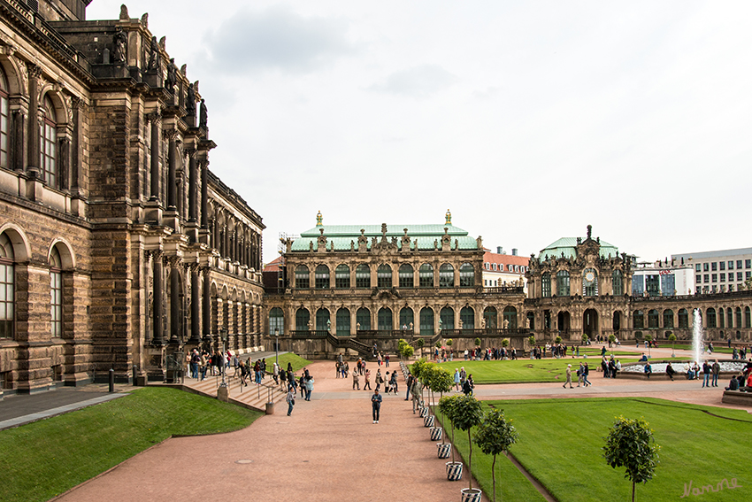 Dresden - Zwinger
Bis 1933 hieß der Glockenspielpavillon (rechts) wegen seiner Stadt zugewandten Lage Stadtpavillon. Erst dann wurde das Porzellanglockenspiel über dem Sophientor angebracht. laut der-dresdner-zwinge
Schlüsselwörter: Dresden, Zwinger