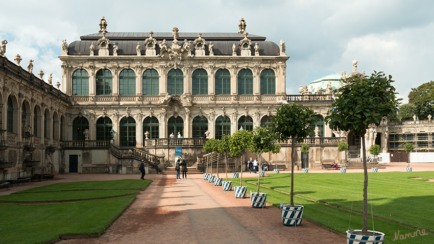 Dresden - Zwinger
Orangen haben in Dresden eine lange Tradition: Im Jahr 1710 ließ Kurfürst August der Starke einige Hundert Bäume im Zwinger und im Herzogin Garten aufstellen. Eine der schönsten Orangerien Deutschlands entstand zu dieser Zeit. Die Bäume vermittelten nicht nur mediterranes Flair, sondern waren damals auch ein Statussymbol. Bereits wenige Jahre später beherbergte der Zwinger über 600 Pflanzen von rund 30 Arten. laut sz-online
Schlüsselwörter: Dresden, Zwinger