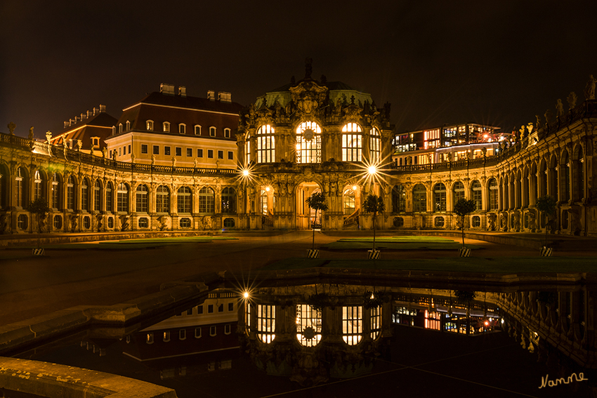 Dresden - Zwinger
Glockenspielpavillon, Teil des Zwingers
Bis 1933 hieß der Glockenspielpavillon wegen seiner Stadt zugewandten Lage Stadtpavillon. Erst dann wurde das Porzellanglockenspiel über dem Sophientor angebracht. laut der-dresdner-zwinger

Schlüsselwörter: Dresden, Zwinger