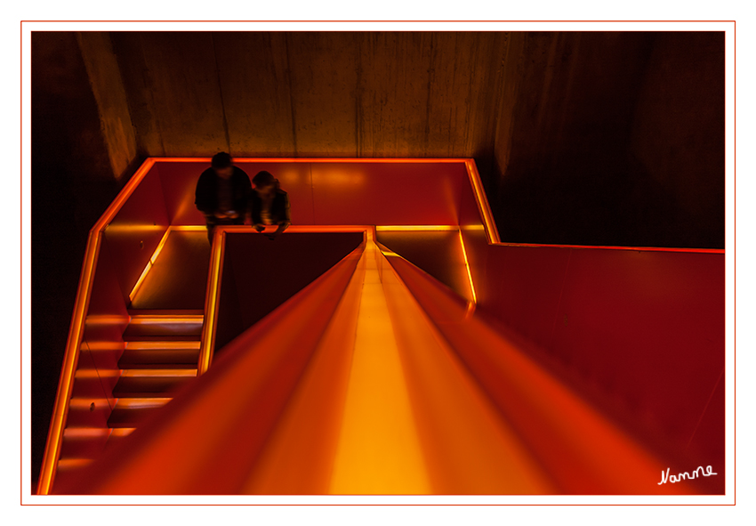 Treppenhaus
des Ruhr Museums.
Stararchitekt Rem Koolhaas baute in einen Bunker ein feuerglühend rotes Treppenhaus.

Schlüsselwörter: Treppenhaus Zollverein orange