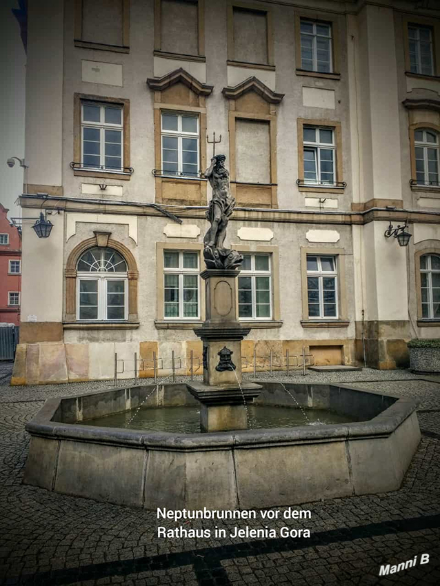 Jelenia Góra
Der Ort liegt in einem Talkessel, dem für seine zahlreichen Schlösser und Burgen bekannten Hirschberger Tal, zwischen mehreren Gebirgszügen. laut wikivoyage
Schlüsselwörter: Polen