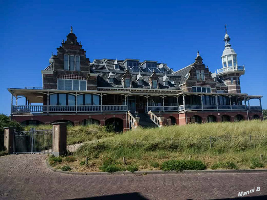 Badepavillion Domburg
Domburg ist ein niederländisches Seebad mit knapp 1.675 Einwohnern an der Nordseeküste. Es liegt auf der Halbinsel Walcheren in der Provinz Zeeland und ist Verwaltungssitz der Gemeinde Veere. laut Wikipedia 
Schlüsselwörter: Zeeland; Holland