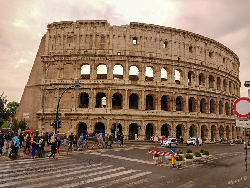 Kolosseum
(antiker Name: Amphitheatrum Novum oder Amphitheatrum Flavium, italienisch: Colosseo) ist das größte der im antiken Rom erbauten Amphitheater, der größte geschlossene Bau der römischen Antike und weiterhin das größte je gebaute Amphitheater der Welt. laut Wikipedia
Schlüsselwörter: Italien