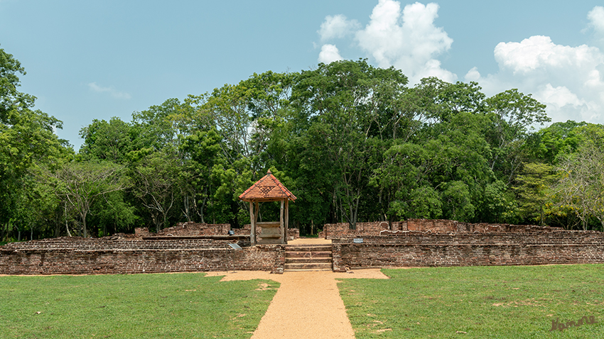 Panuwasnuwara
Die etwa 20 Hektar großen Ruinen in Panduwasuwara gehören zum 12. Jahrhundert. Unter den Ruinen sind ein Palast, Klöster, Bilderhäuser, Dagobas, geschnitzte Säulen, Wächtersteine ​​und andere antike Bauten zu sehen. laut Wikipedia
Schlüsselwörter: Sri Lanka, Panuwasnuwara
