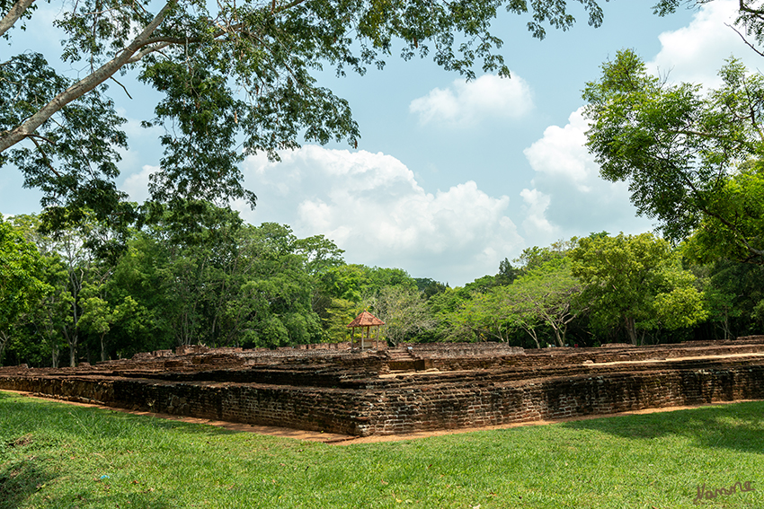 Panuwasnuwara
Dieser Ort war nur kurzzeitig Hauptstadt und Aufbewahrungsort des hl. Zahns Buddhas.
Schlüsselwörter: Sri Lanka, Panuwasnuwara