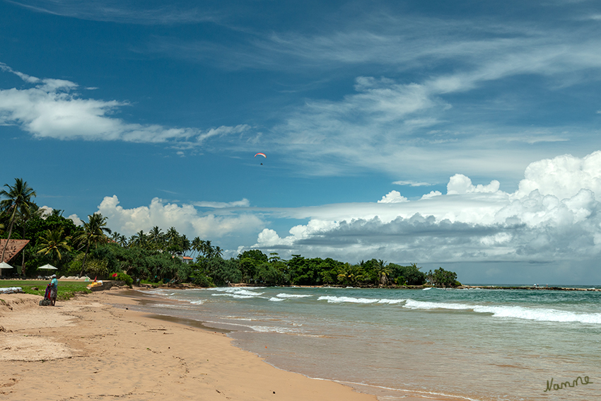 Bentotaimpressionen
Bentota ist ein Ferienort an der Südwestküste Sri Lankas. Der lange Bentota Beach erstreckt sich nach Norden, wo er zu einer schmalen Strandzuge namens Paradise Island wird, die parallel zur Bentota Lagoon verläuft. Stellenweise kommt aber das Meer schon ran bis an die Hotelanlagen
Schlüsselwörter: Sri Lanka, Bentota