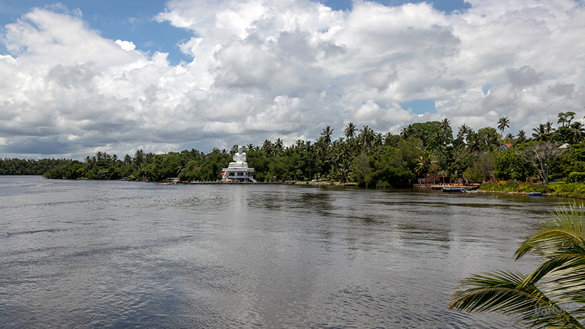 Bentotaimpressionen
Vom Fluss Bentota River erblickt man die jahrhundertealte Galapatha-Tempelanlage mit ihrer großen Buddhastatue.
Schlüsselwörter: Sri Lanka, Bentota