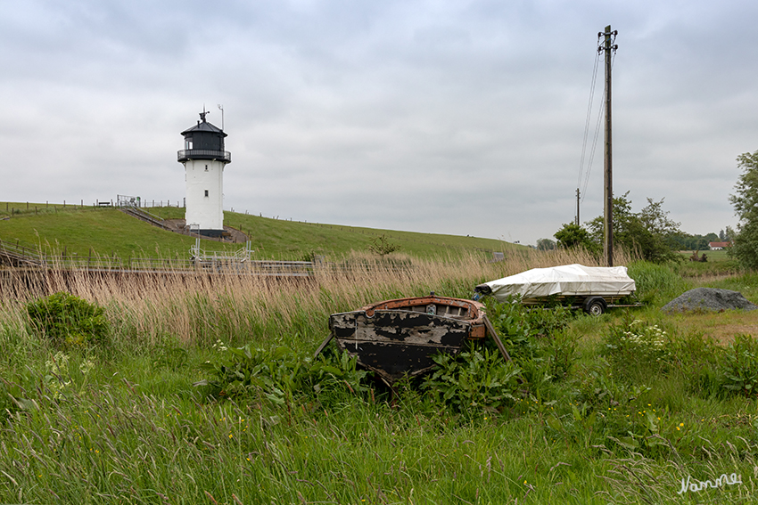 Die dicke Berta
Die Dicke Berta ist ein 13 Meter hoher Leuchtturm und steht unter Denkmalschutz. Sie wurde Ende des 19.Jahrhunderts gebaut, da die Elbemündung wegen ihrer Strömungen als gefährliches Fahrwasser galt, das nicht bei Nacht befahren werden konnte. Später wurde sie dann durch den Bau eines neueren Leuchtturms außer Betrieb genommen, wurde aber noch restauriert und glänzt bis heute.
Schlüsselwörter: Cuxhaven