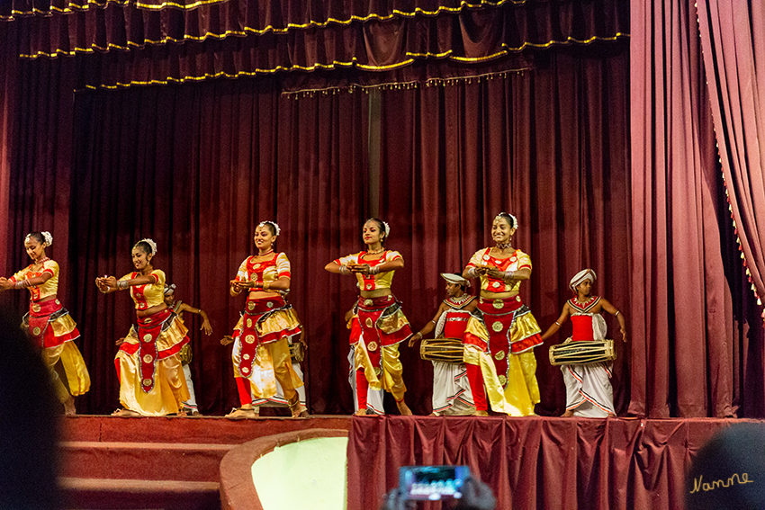 Feuer- und Tempeltänzer
Folkloreshow der berühmten Kandytänzer
Schlüsselwörter: Sri Lanka, Kandy