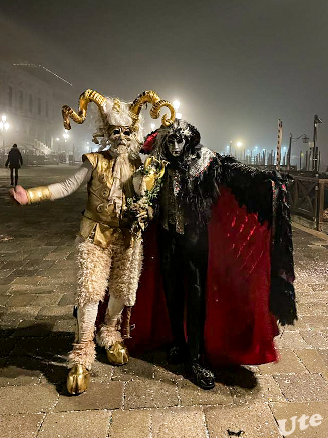 Karneval in Venedig
Herrscht in Deutschland häufig das Motto „Je flippiger und ausgefallener, desto besser“, basieren die Kostüme in der Lagunenstadt überwiegend auf historischer Grundlage. Die aufwändigen Gewänder versprühen einen ganz eigenen eleganten und prunkvollen Charakter. laut urlaubstracker
Schlüsselwörter: Italien