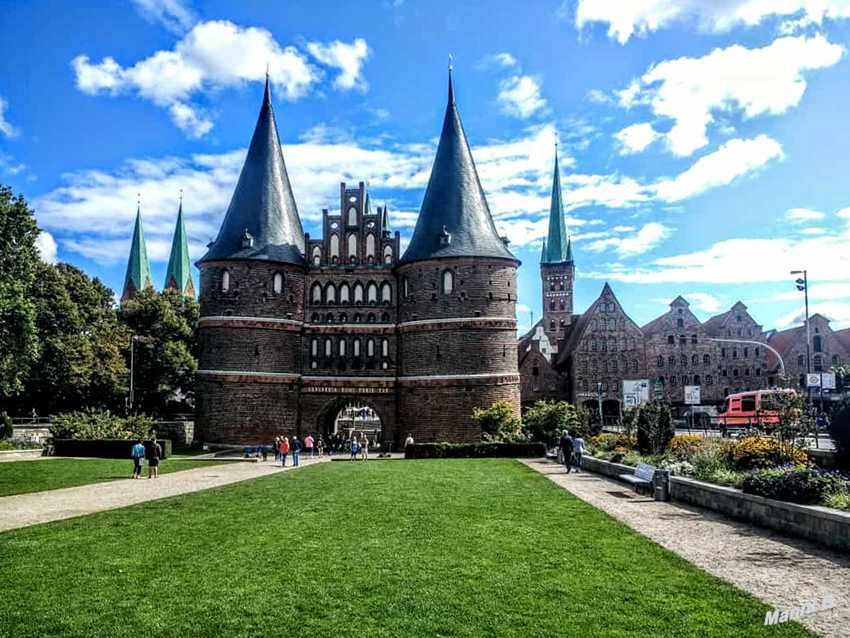 Lübeck
Das Holstentor ist ein Stadttor, das die Altstadt der Hansestadt Lübeck nach Westen begrenzt. Es ist das Wahrzeichen der Stadt. Seit 1950 befindet sich in den Räumen des Holstentores das Stadtgeschichtliche Museum von Lübeck. Das spätgotische Gebäude gehört zu den Überresten der Lübecker Stadtbefestigung. lt.Wikipedia
Schlüsselwörter: Lübeck