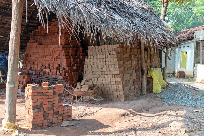 Unterwegs
Traditionelle Ziegelei
Hier wird noch alles in Handarbeit erstellt.
Schlüsselwörter: Sri Lanka,