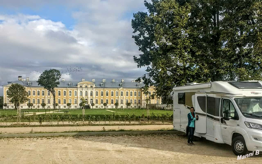 Schloss Rundāle
gehört zu den bedeutendsten Baudenkmälern des Barocks und des Rokoko in Lettland. Es wurde nach dem Vorbild des französischen Schlosses Versailles gestaltet. Das dreiflüglige und zweistöckige Schloss beherbergt auf fast 7000 m² 138 Zimmer und Säle. laut Wikipedia
Schlüsselwörter: Lettland