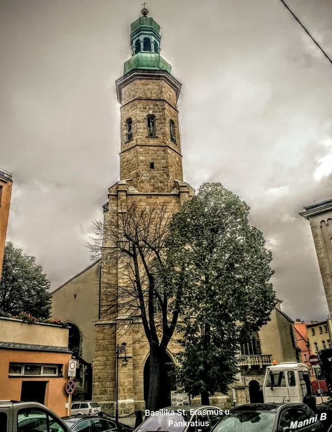 Jelenia Góra
Die Stadt liegt in Niederschlesien im Hirschberger Tal am Fuß des Riesengebirges, das die Grenze zu Tschechien bildet. rund 90 km südwestlich von Breslau und 70 km östlich von Görlitz. Sie gehört zur Euroregion Neiße und ist Sitz des Karkonoski Park Narodowy (Nationalpark Riesengebirge). laut Wikipedia 
Schlüsselwörter: Polen