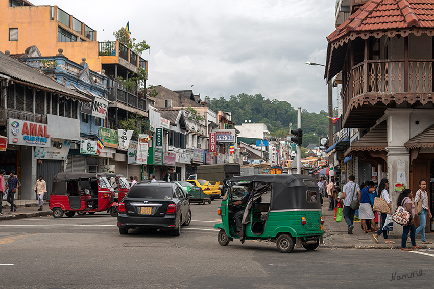 Kandy Impressionen
Kandy war die Hauptstadt des letzten singhalesischen Königreiches, das sich gegen zahlreiche Eroberungsversuche der Kolonialmächte behaupten konnte, bis es 1815 von den Briten erobert wurde. laut Wikipedia
Schlüsselwörter: Sri Lanka, Kandy