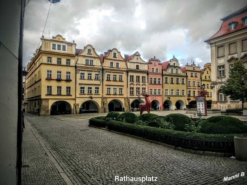 Jelenia Góra
Der Ort liegt in einem Talkessel, dem für seine zahlreichen Schlösser und Burgen bekannten Hirschberger Tal, zwischen mehreren Gebirgszügen. laut wikivoyage
Schlüsselwörter: Polen