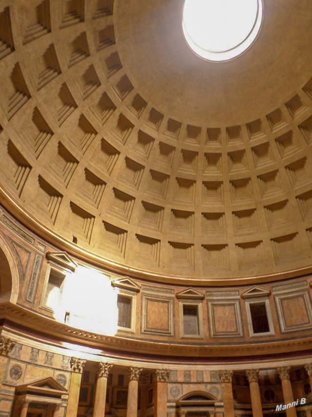 Die Rotunde 
Der wichtigste Baubestandteil des Pantheon ist ein überwölbter Rundbau von 43,30 m Innendurchmesser und -höhe. Das tragende Mauerwerk besteht aus Opus caementicium, einem Gussmauerwerk, mit Ziegeln als verlorener Schalung unterbrochen durch Ausgleichslagen. laut Wikipedia




Schlüsselwörter: Italien