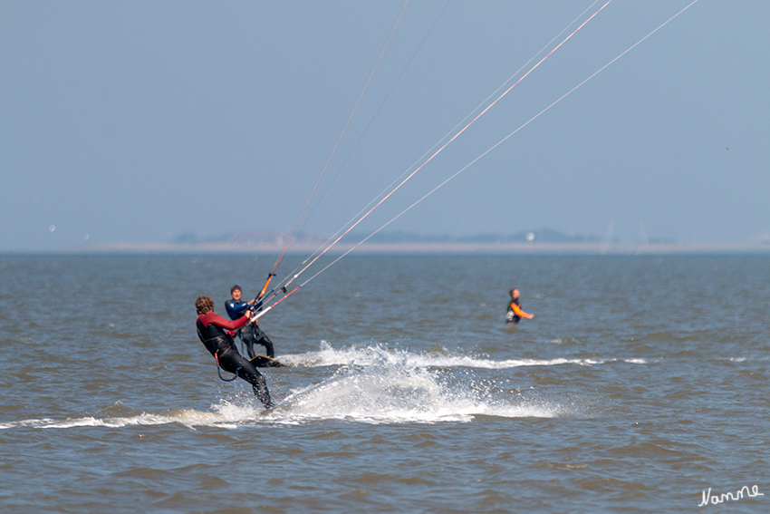 Kitsurfer
man kann etwa 2h vor und nach Hochwasser fahren, hat eine Mischung aus Wave- und Kabbelpiste, und die meiste Zeit Stehrevier. Das Stehrevier bleibt – zumindest auf den vorderen 100m – allerdings selbst bei Hochwasser erhalten, der Spot ist also relativ Anfänger- und Welleneinsteiger-tauglich. laut surfspot
Schlüsselwörter: Cuxhaven